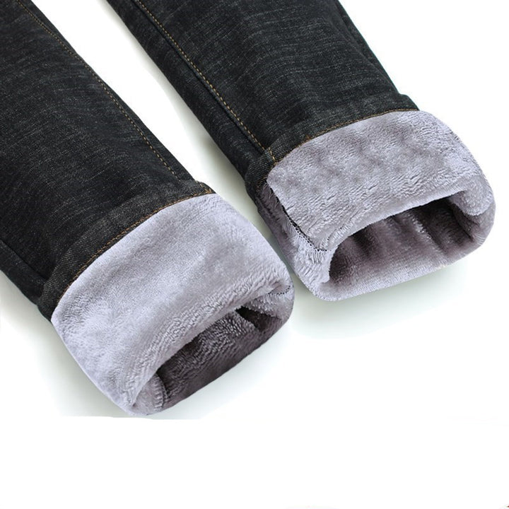Kvinna i svarta fodrade skinny jeans
