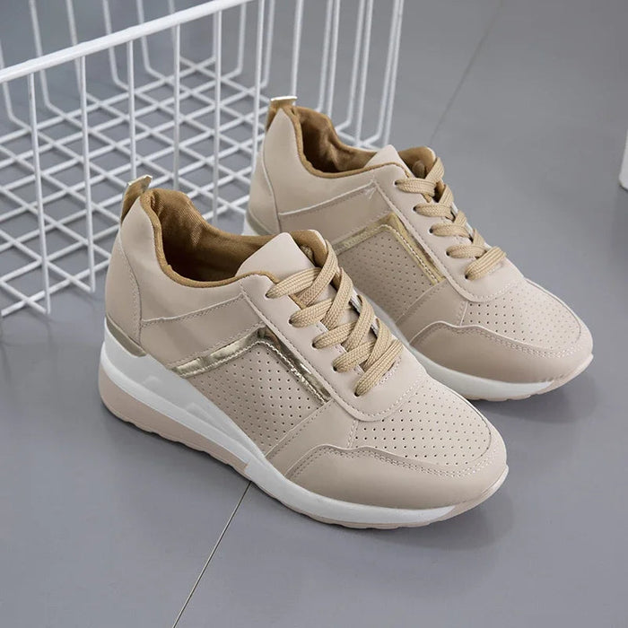 Dam Platåsneakers med Snörning och Perforerad Detalj