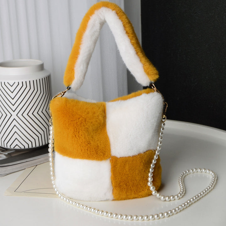 Fluffig bucket bag med pärlkedja