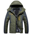 Man i parkas med huva och plyschfoder