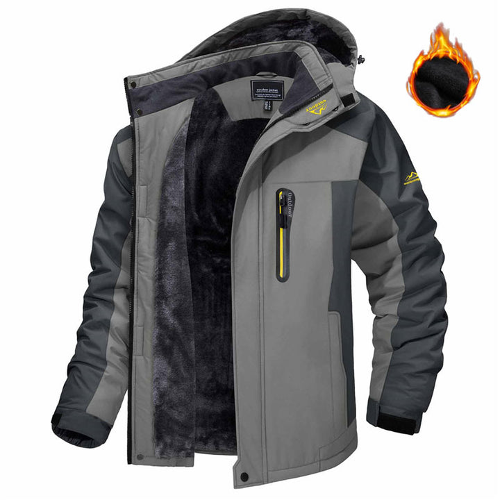 Man i parkas med huva och plyschfoder
