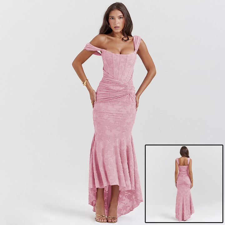 Kvinna i rosa off shoulder sjöjungfruklänning