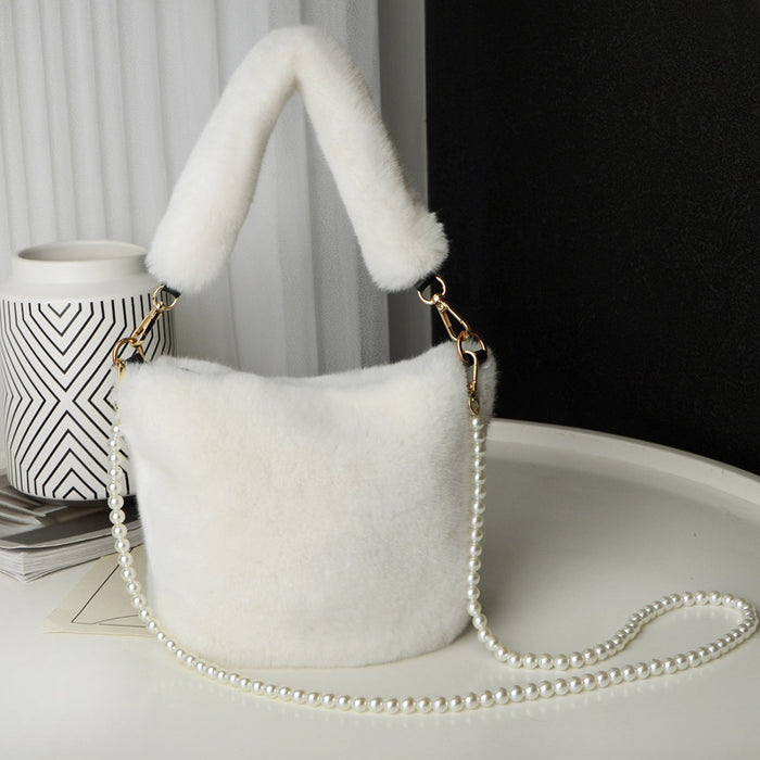 Elsa | Fluffig bucket bag i plysch med pärlkedja