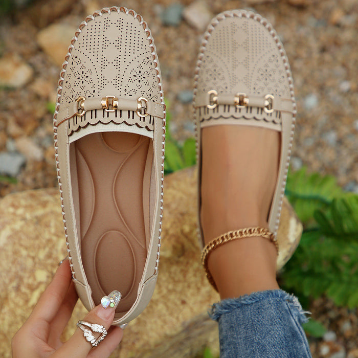 Dam Loafers med Perforerat Mönster och Dekorativt Metalldetail