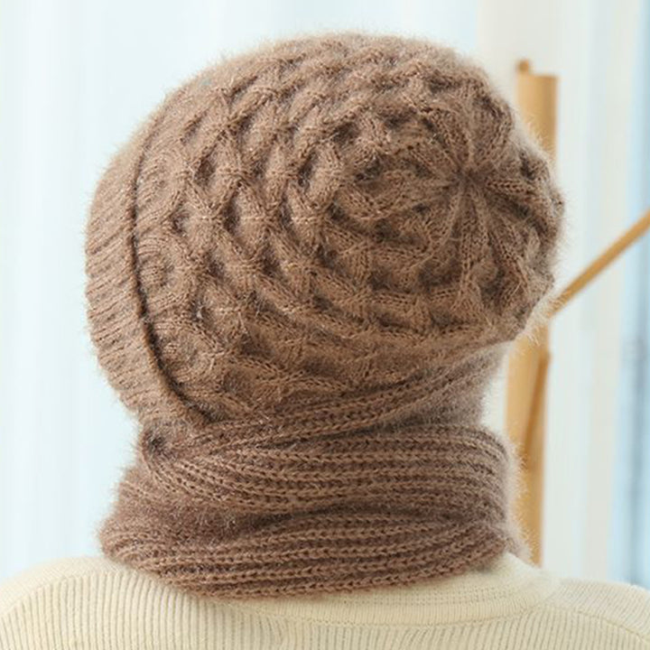 Kvinna i beige stickad luvmössa med halsduk