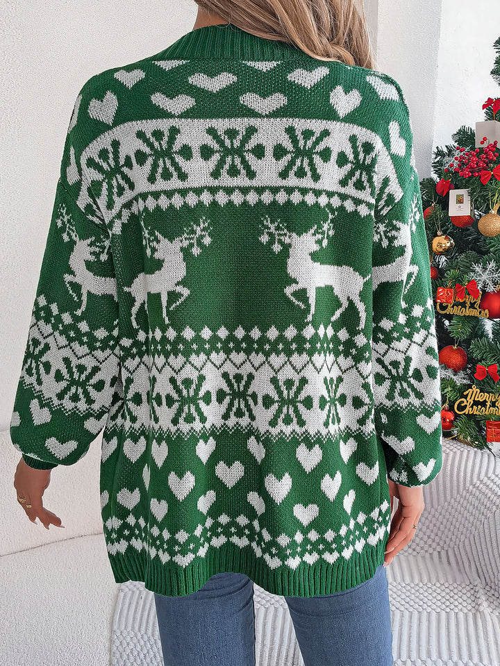 Kvinna i röd öppen julkofta med renar
